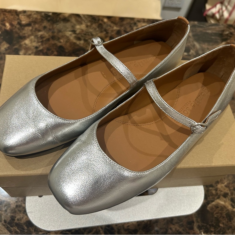 Kenneth Cole Silver Leather Wynona Flats (Size 8)